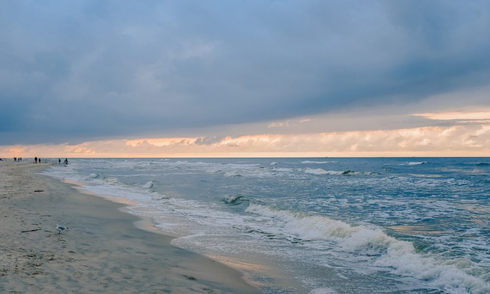 ocean waves crashing on shore during daytime